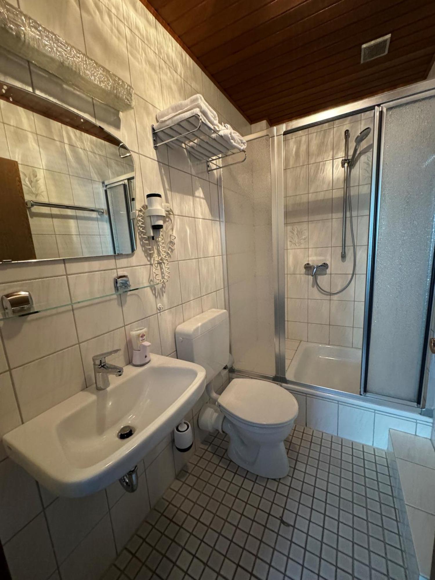 Hotel Zur Muehle Изерлон Стая снимка
